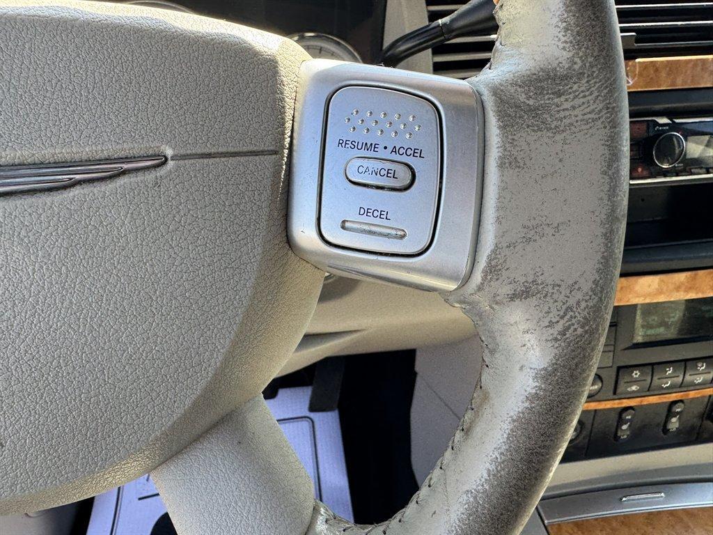 2007 Silver /Grey Chrysler Aspen LIMITED (1A8HX58237F) with an 5.7l V8 SFI Hemi 5.7l engine, Automatic transmission, located at 745 East Steele Rd., West Columbia, SC, 29170, (803) 755-9148, 33.927212, -81.148483 - Photo#9