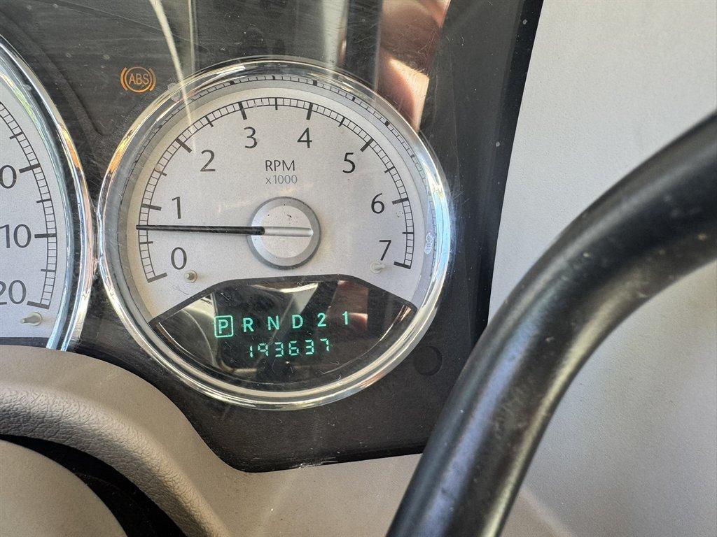 2007 Silver /Grey Chrysler Aspen LIMITED (1A8HX58237F) with an 5.7l V8 SFI Hemi 5.7l engine, Automatic transmission, located at 745 East Steele Rd., West Columbia, SC, 29170, (803) 755-9148, 33.927212, -81.148483 - Photo#10