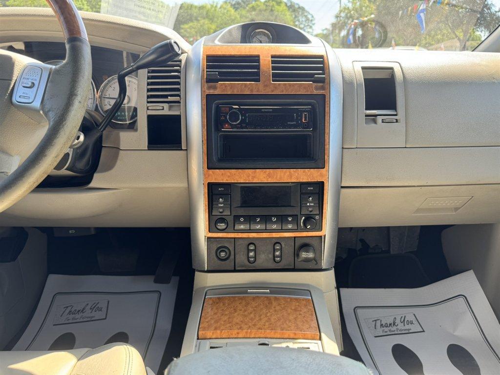 2007 Silver /Grey Chrysler Aspen LIMITED (1A8HX58237F) with an 5.7l V8 SFI Hemi 5.7l engine, Automatic transmission, located at 745 East Steele Rd., West Columbia, SC, 29170, (803) 755-9148, 33.927212, -81.148483 - Photo#11