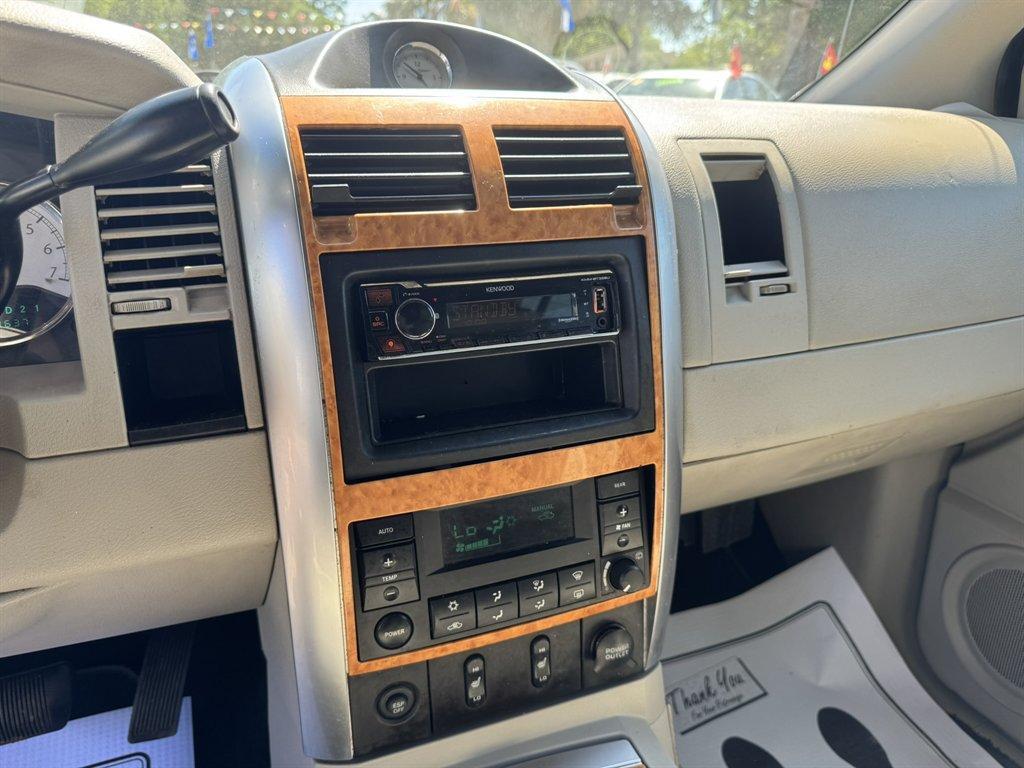 2007 Silver /Grey Chrysler Aspen LIMITED (1A8HX58237F) with an 5.7l V8 SFI Hemi 5.7l engine, Automatic transmission, located at 745 East Steele Rd., West Columbia, SC, 29170, (803) 755-9148, 33.927212, -81.148483 - Photo#13