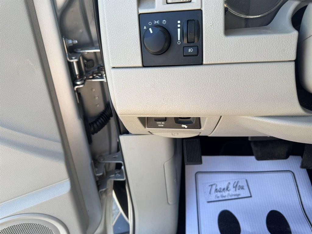 2007 Silver /Grey Chrysler Aspen LIMITED (1A8HX58237F) with an 5.7l V8 SFI Hemi 5.7l engine, Automatic transmission, located at 745 East Steele Rd., West Columbia, SC, 29170, (803) 755-9148, 33.927212, -81.148483 - Photo#14