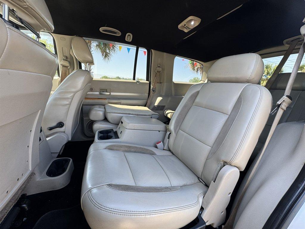2007 Silver /Grey Chrysler Aspen LIMITED (1A8HX58237F) with an 5.7l V8 SFI Hemi 5.7l engine, Automatic transmission, located at 745 East Steele Rd., West Columbia, SC, 29170, (803) 755-9148, 33.927212, -81.148483 - Photo#20