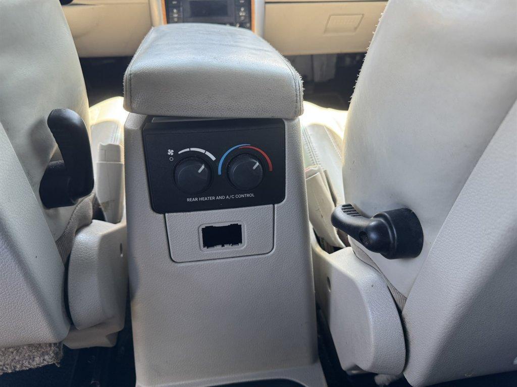 2007 Silver /Grey Chrysler Aspen LIMITED (1A8HX58237F) with an 5.7l V8 SFI Hemi 5.7l engine, Automatic transmission, located at 745 East Steele Rd., West Columbia, SC, 29170, (803) 755-9148, 33.927212, -81.148483 - Photo#21