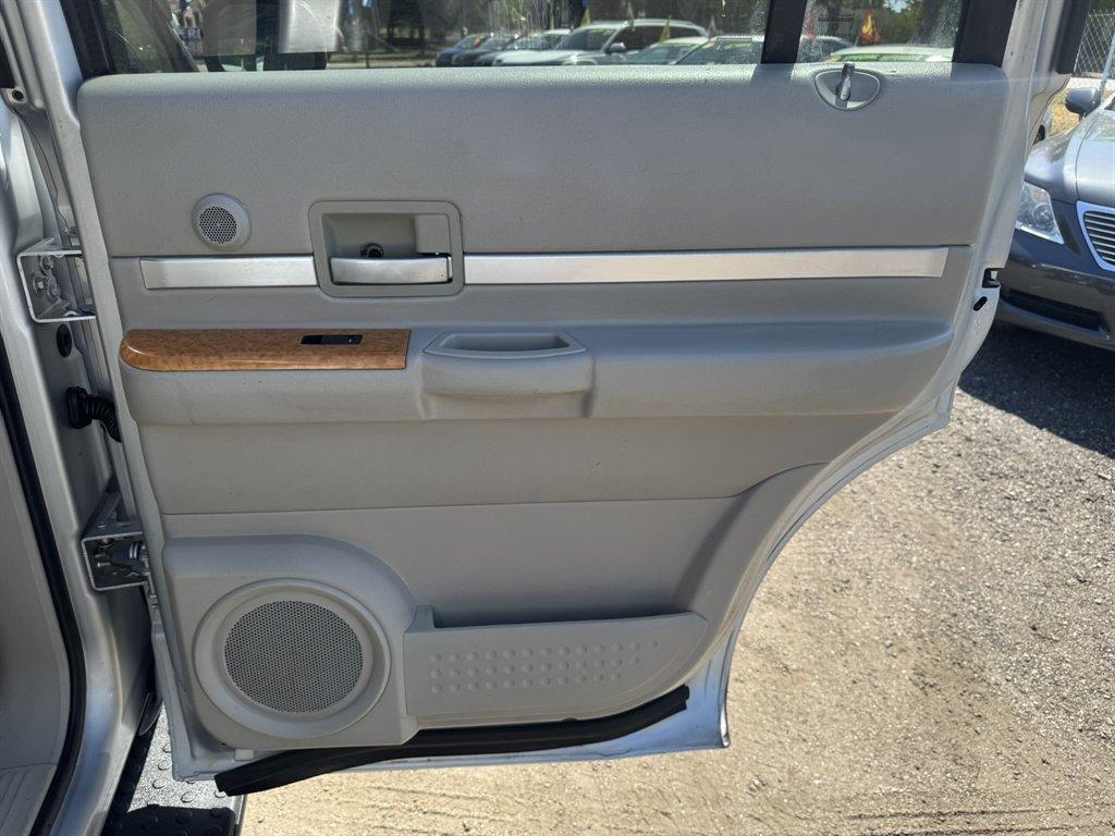 2007 Silver /Grey Chrysler Aspen LIMITED (1A8HX58237F) with an 5.7l V8 SFI Hemi 5.7l engine, Automatic transmission, located at 745 East Steele Rd., West Columbia, SC, 29170, (803) 755-9148, 33.927212, -81.148483 - Photo#22