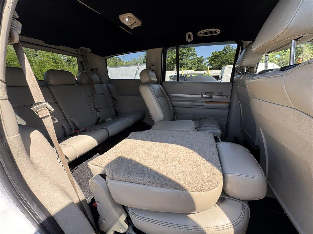 2007 Silver /Grey Chrysler Aspen LIMITED (1A8HX58237F) with an 5.7l V8 SFI Hemi 5.7l engine, Automatic transmission, located at 745 East Steele Rd., West Columbia, SC, 29170, (803) 755-9148, 33.927212, -81.148483 - Photo#23