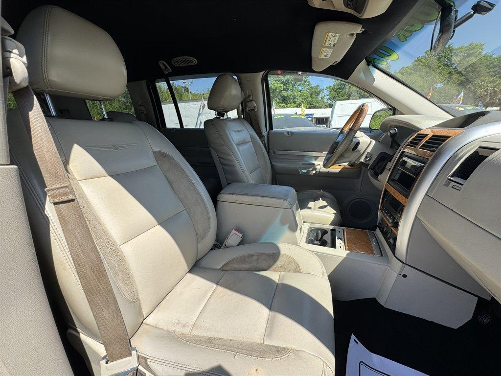 2007 Silver /Grey Chrysler Aspen LIMITED (1A8HX58237F) with an 5.7l V8 SFI Hemi 5.7l engine, Automatic transmission, located at 745 East Steele Rd., West Columbia, SC, 29170, (803) 755-9148, 33.927212, -81.148483 - Photo#26