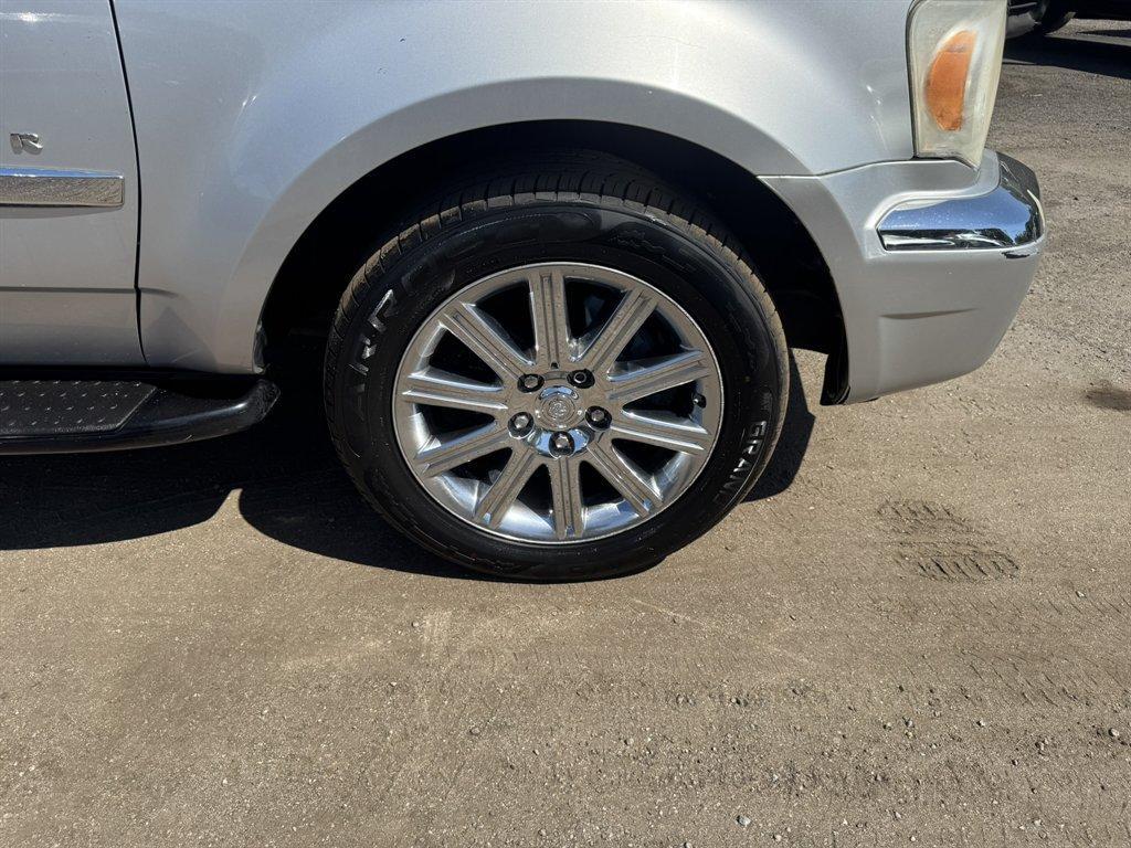 2007 Silver /Grey Chrysler Aspen LIMITED (1A8HX58237F) with an 5.7l V8 SFI Hemi 5.7l engine, Automatic transmission, located at 745 East Steele Rd., West Columbia, SC, 29170, (803) 755-9148, 33.927212, -81.148483 - Photo#29