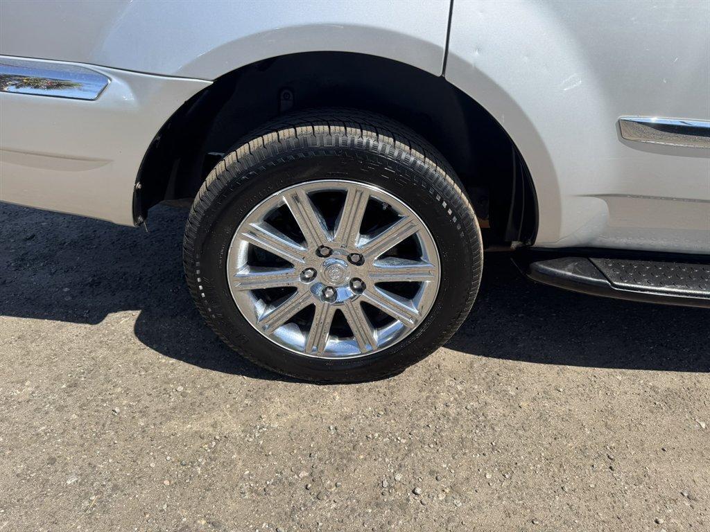 2007 Silver /Grey Chrysler Aspen LIMITED (1A8HX58237F) with an 5.7l V8 SFI Hemi 5.7l engine, Automatic transmission, located at 745 East Steele Rd., West Columbia, SC, 29170, (803) 755-9148, 33.927212, -81.148483 - Photo#30