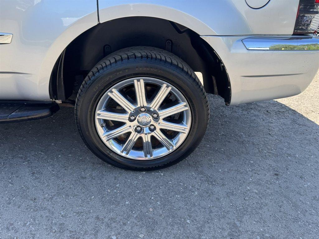 2007 Silver /Grey Chrysler Aspen LIMITED (1A8HX58237F) with an 5.7l V8 SFI Hemi 5.7l engine, Automatic transmission, located at 745 East Steele Rd., West Columbia, SC, 29170, (803) 755-9148, 33.927212, -81.148483 - Photo#31