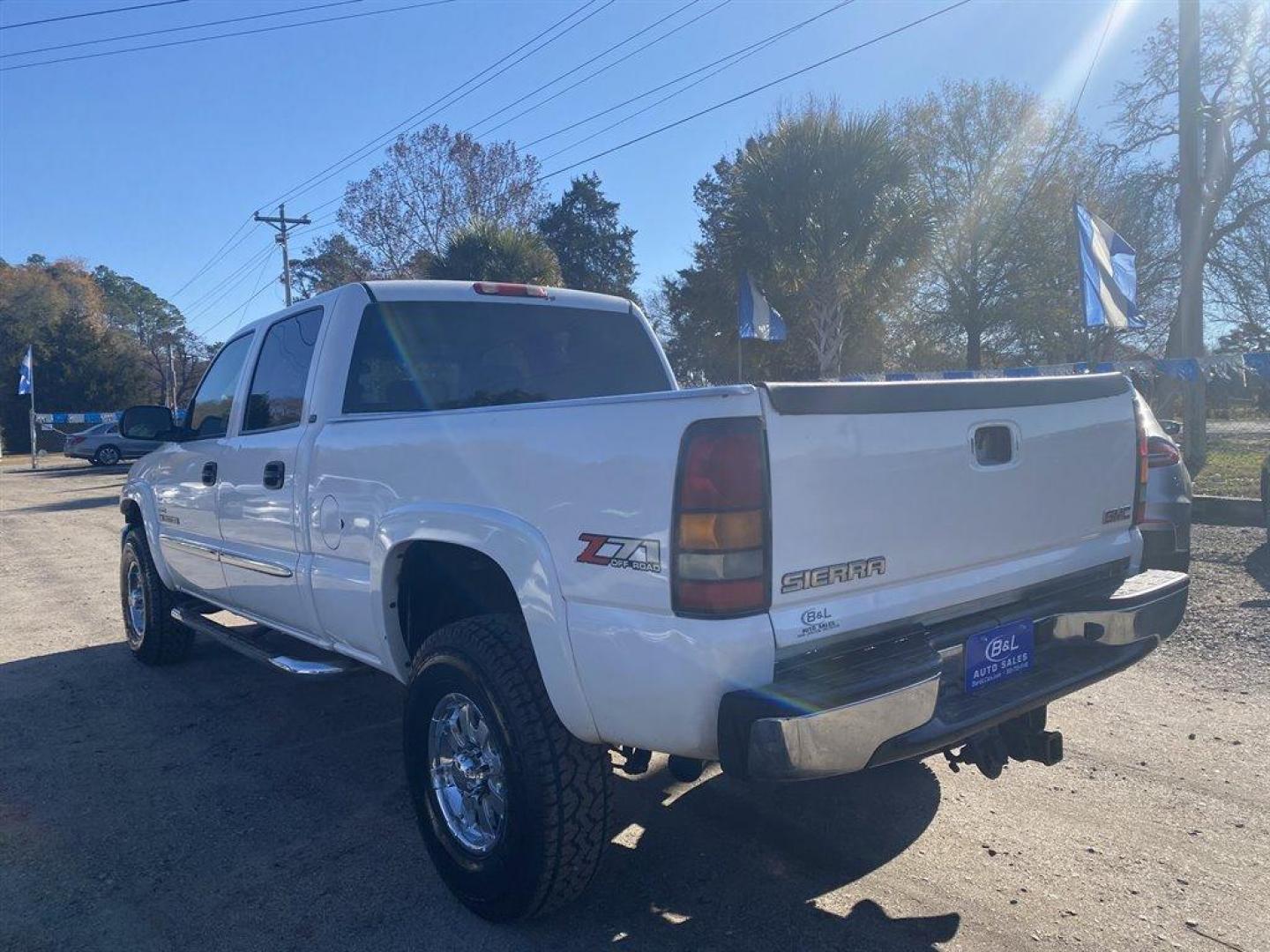 2006 White /Grey GMC Sierra 2500 (1GTHK23D16F) with an 6.6l V8 DI DSL T/C 6.6l engine, Automatic transmission, located at 745 East Steele Rd., West Columbia, SC, 29170, (803) 755-9148, 33.927212, -81.148483 - SPECIAL INTERNET PRICE - Photo#1