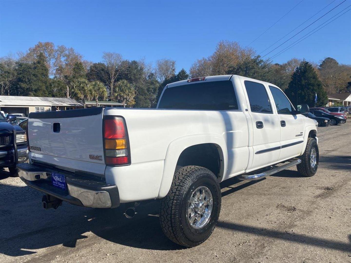 2006 White /Grey GMC Sierra 2500 (1GTHK23D16F) with an 6.6l V8 DI DSL T/C 6.6l engine, Automatic transmission, located at 745 East Steele Rd., West Columbia, SC, 29170, (803) 755-9148, 33.927212, -81.148483 - SPECIAL INTERNET PRICE - Photo#2