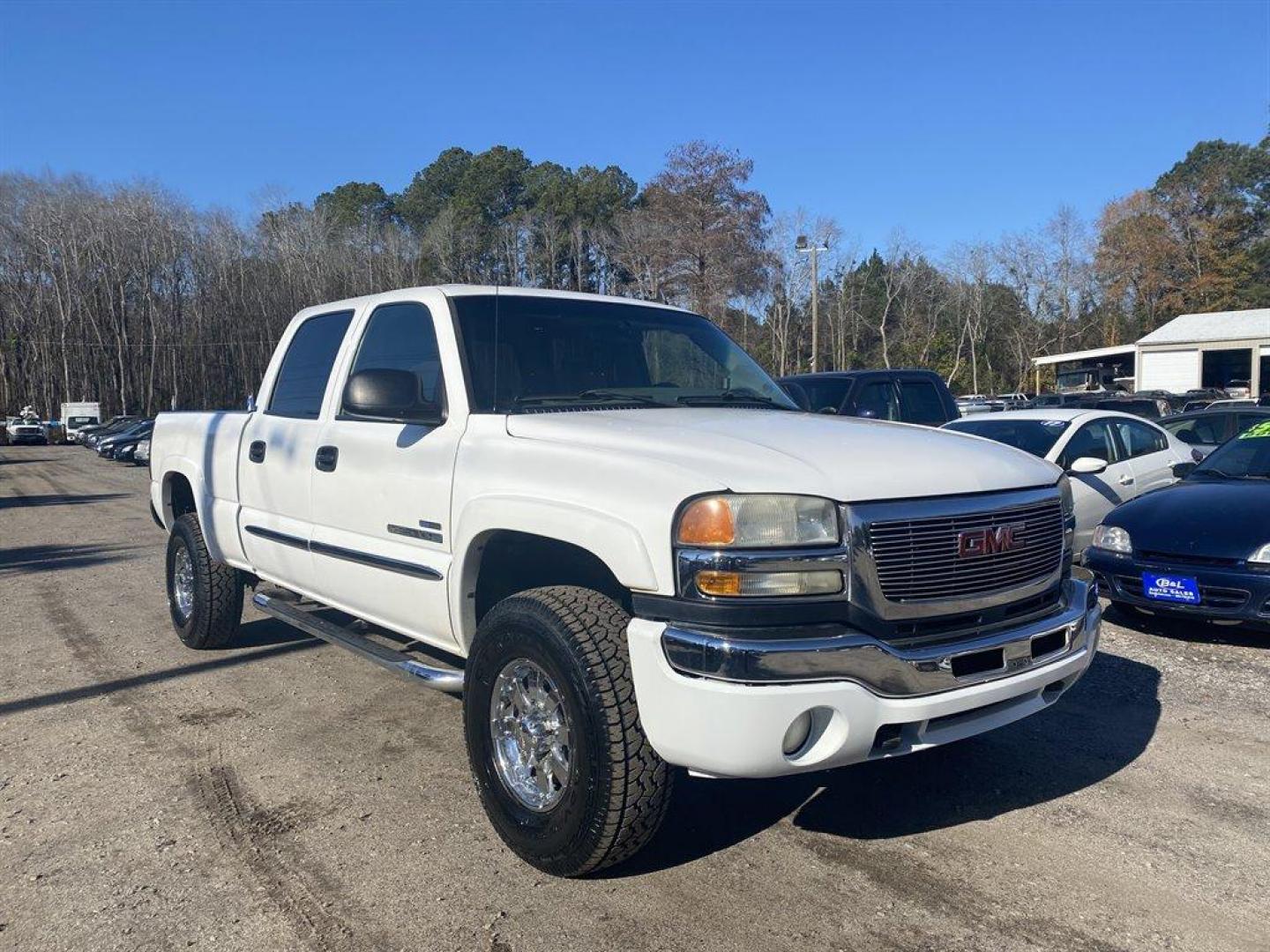 2006 White /Grey GMC Sierra 2500 (1GTHK23D16F) with an 6.6l V8 DI DSL T/C 6.6l engine, Automatic transmission, located at 745 East Steele Rd., West Columbia, SC, 29170, (803) 755-9148, 33.927212, -81.148483 - SPECIAL INTERNET PRICE - Photo#3