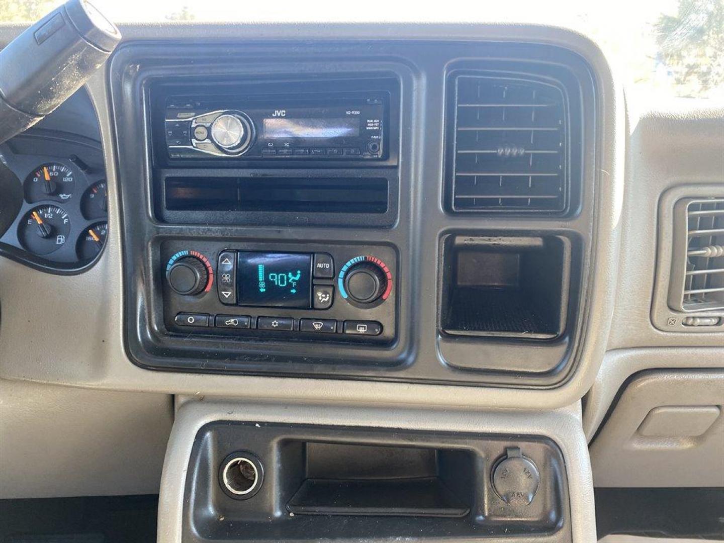 2006 White /Grey GMC Sierra 2500 (1GTHK23D16F) with an 6.6l V8 DI DSL T/C 6.6l engine, Automatic transmission, located at 745 East Steele Rd., West Columbia, SC, 29170, (803) 755-9148, 33.927212, -81.148483 - SPECIAL INTERNET PRICE - Photo#8