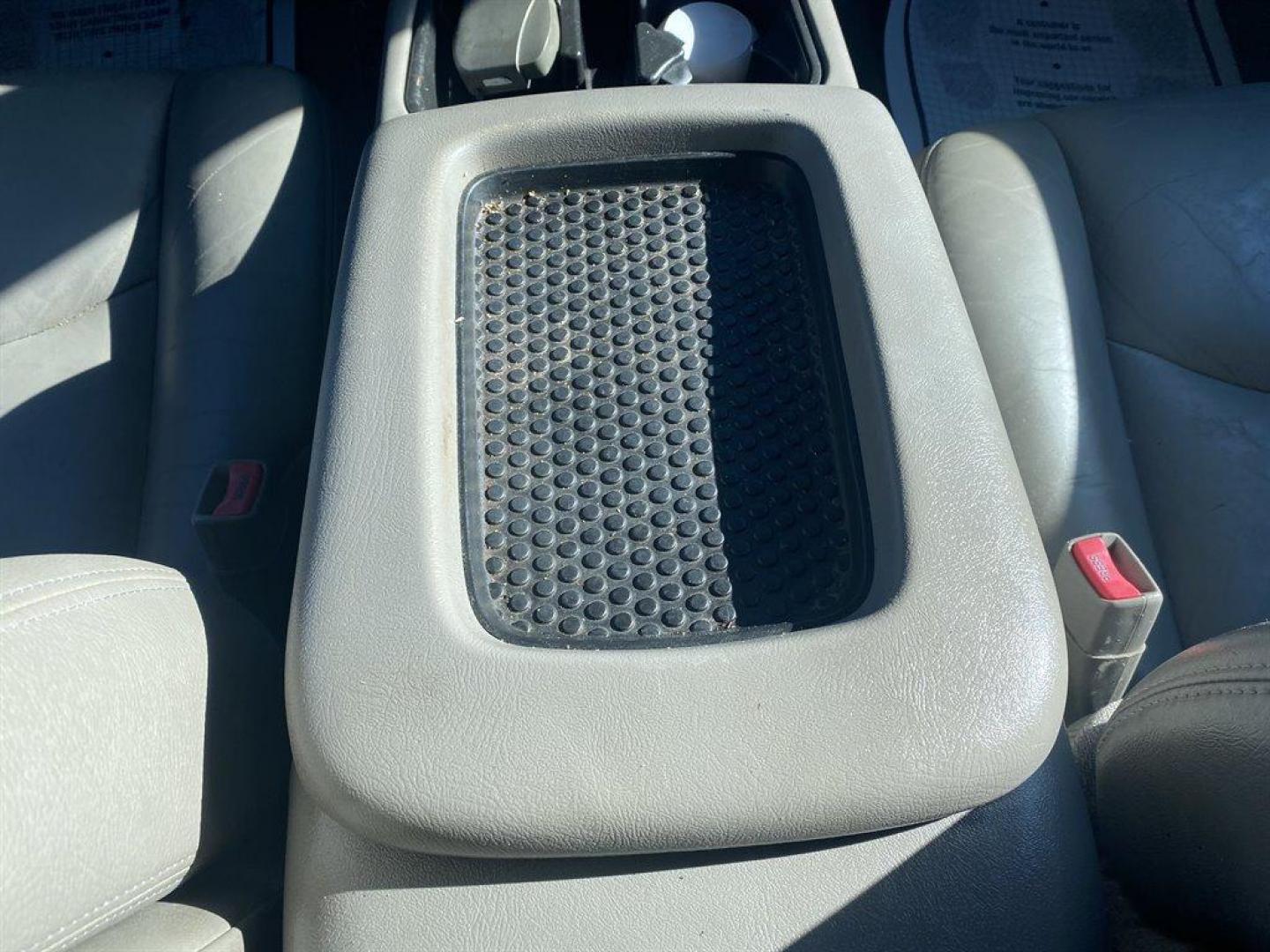 2006 White /Grey GMC Sierra 2500 (1GTHK23D16F) with an 6.6l V8 DI DSL T/C 6.6l engine, Automatic transmission, located at 745 East Steele Rd., West Columbia, SC, 29170, (803) 755-9148, 33.927212, -81.148483 - SPECIAL INTERNET PRICE - Photo#11