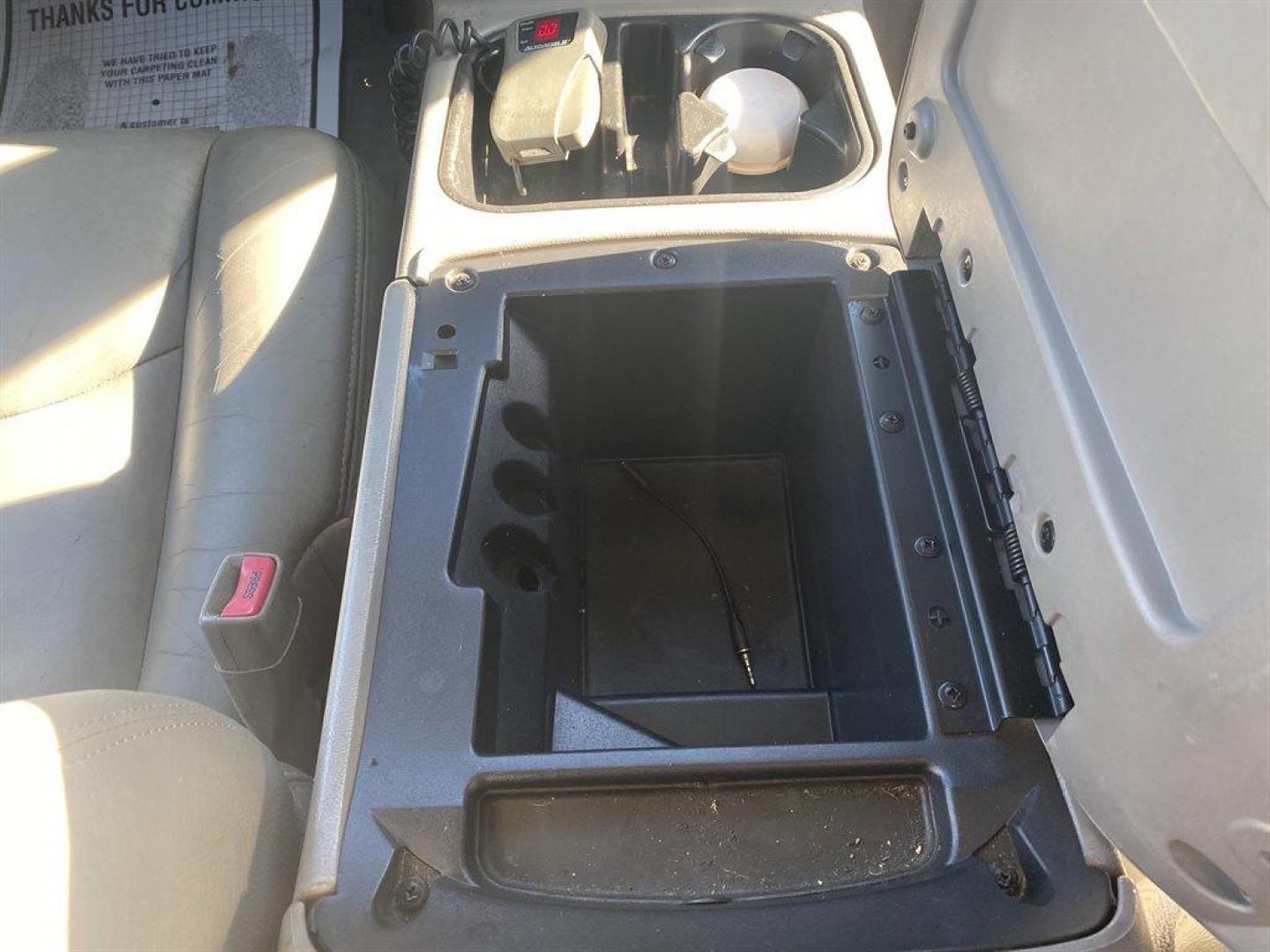 2006 White /Grey GMC Sierra 2500 (1GTHK23D16F) with an 6.6l V8 DI DSL T/C 6.6l engine, Automatic transmission, located at 745 East Steele Rd., West Columbia, SC, 29170, (803) 755-9148, 33.927212, -81.148483 - SPECIAL INTERNET PRICE - Photo#12