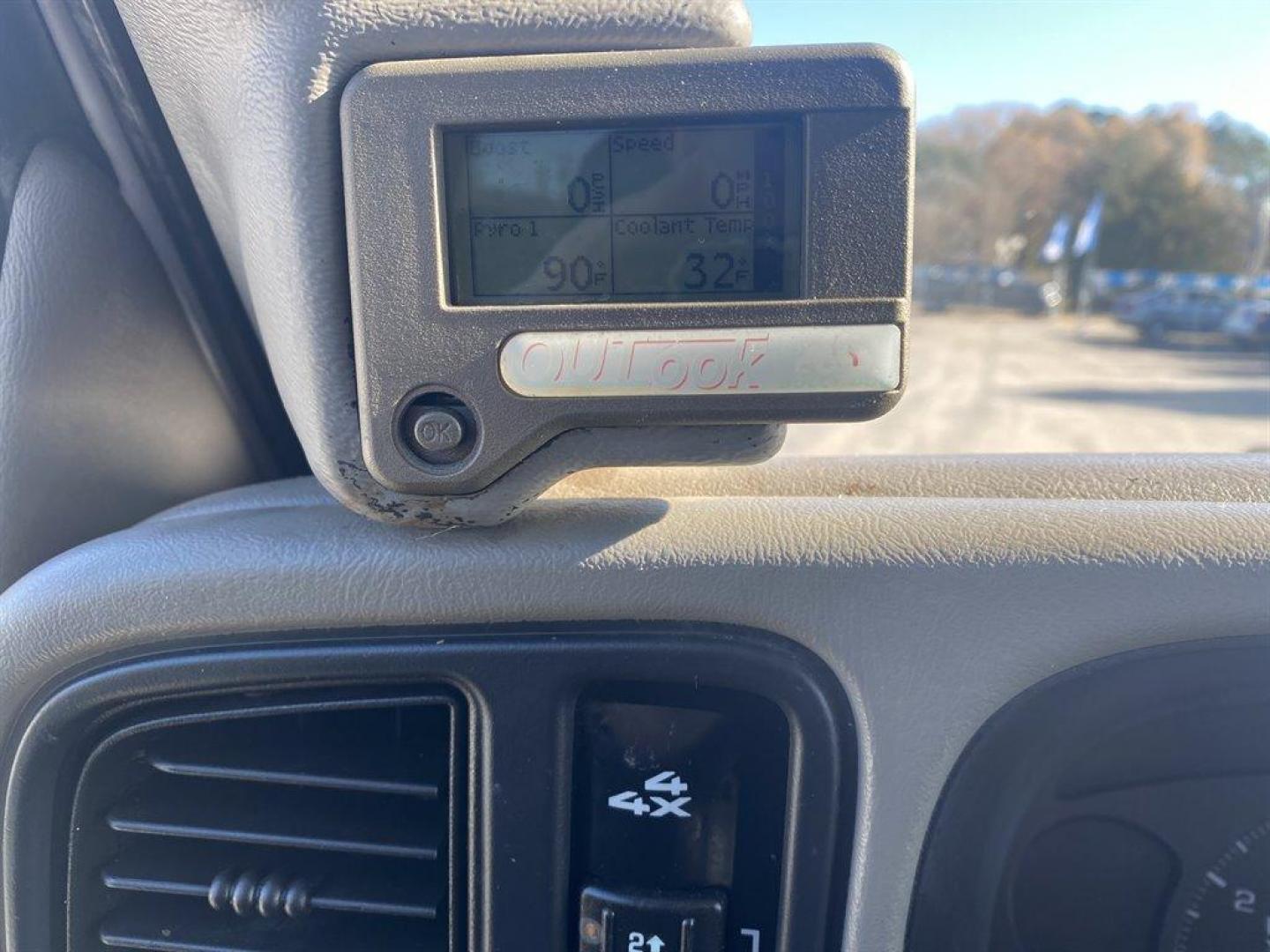 2006 White /Grey GMC Sierra 2500 (1GTHK23D16F) with an 6.6l V8 DI DSL T/C 6.6l engine, Automatic transmission, located at 745 East Steele Rd., West Columbia, SC, 29170, (803) 755-9148, 33.927212, -81.148483 - SPECIAL INTERNET PRICE - Photo#14