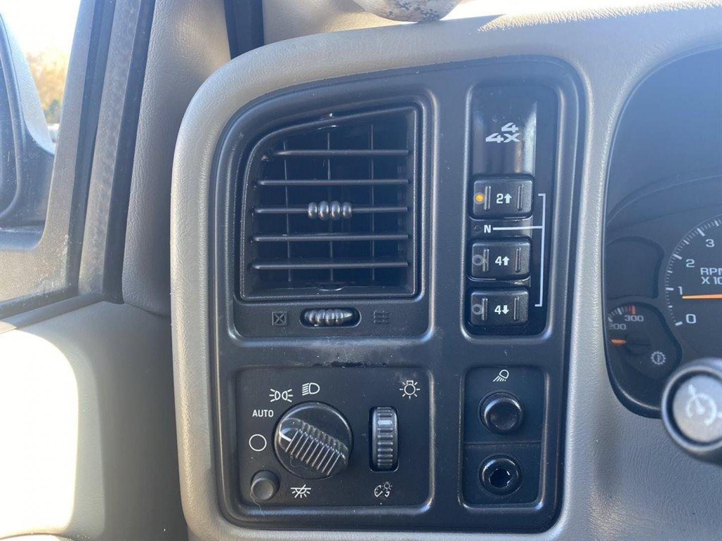 2006 White /Grey GMC Sierra 2500 (1GTHK23D16F) with an 6.6l V8 DI DSL T/C 6.6l engine, Automatic transmission, located at 745 East Steele Rd., West Columbia, SC, 29170, (803) 755-9148, 33.927212, -81.148483 - SPECIAL INTERNET PRICE - Photo#15