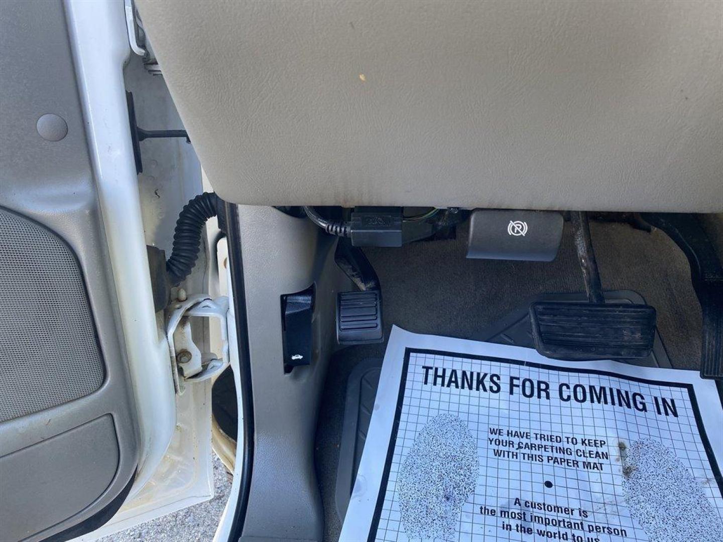 2006 White /Grey GMC Sierra 2500 (1GTHK23D16F) with an 6.6l V8 DI DSL T/C 6.6l engine, Automatic transmission, located at 745 East Steele Rd., West Columbia, SC, 29170, (803) 755-9148, 33.927212, -81.148483 - SPECIAL INTERNET PRICE - Photo#16