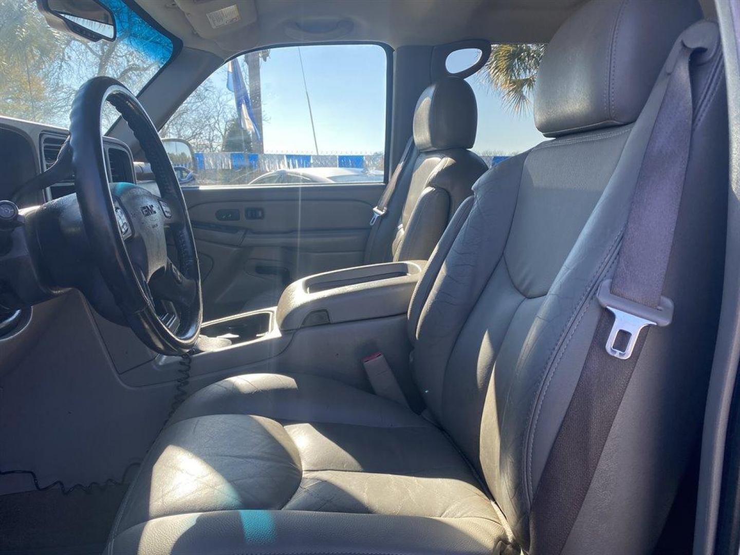 2006 White /Grey GMC Sierra 2500 (1GTHK23D16F) with an 6.6l V8 DI DSL T/C 6.6l engine, Automatic transmission, located at 745 East Steele Rd., West Columbia, SC, 29170, (803) 755-9148, 33.927212, -81.148483 - SPECIAL INTERNET PRICE - Photo#18