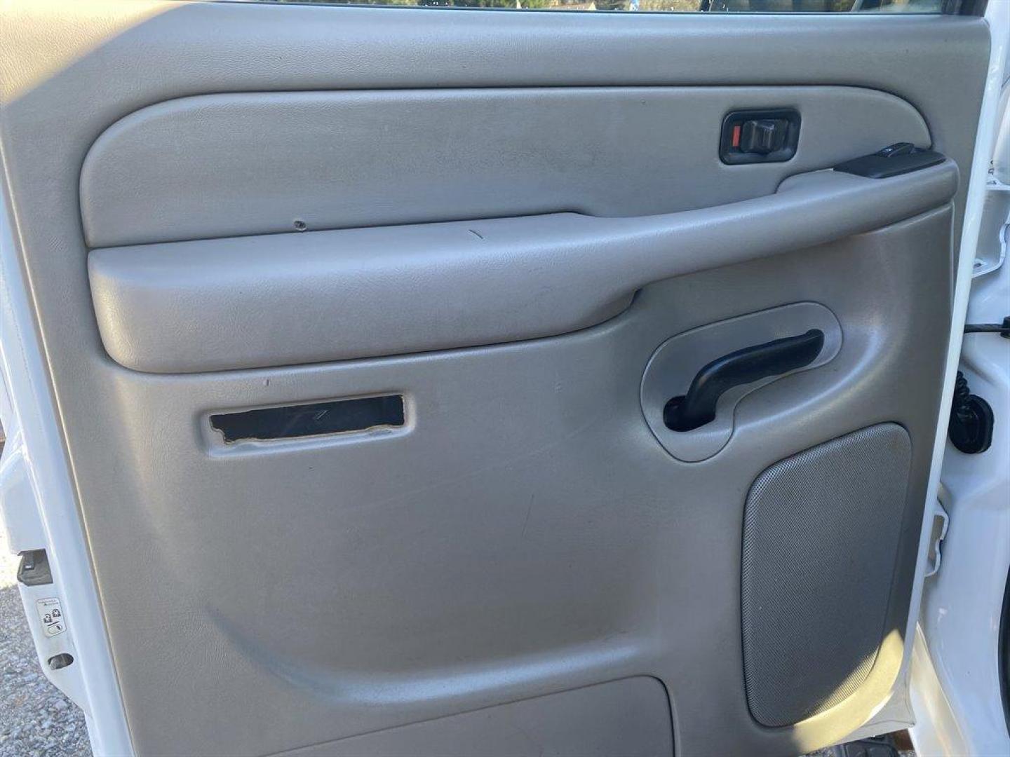 2006 White /Grey GMC Sierra 2500 (1GTHK23D16F) with an 6.6l V8 DI DSL T/C 6.6l engine, Automatic transmission, located at 745 East Steele Rd., West Columbia, SC, 29170, (803) 755-9148, 33.927212, -81.148483 - SPECIAL INTERNET PRICE - Photo#19