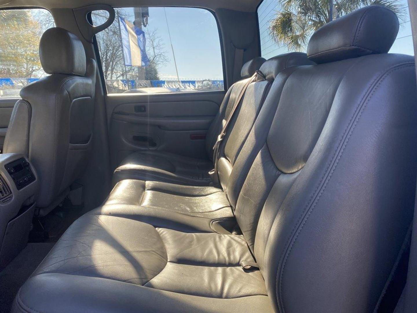 2006 White /Grey GMC Sierra 2500 (1GTHK23D16F) with an 6.6l V8 DI DSL T/C 6.6l engine, Automatic transmission, located at 745 East Steele Rd., West Columbia, SC, 29170, (803) 755-9148, 33.927212, -81.148483 - SPECIAL INTERNET PRICE - Photo#20