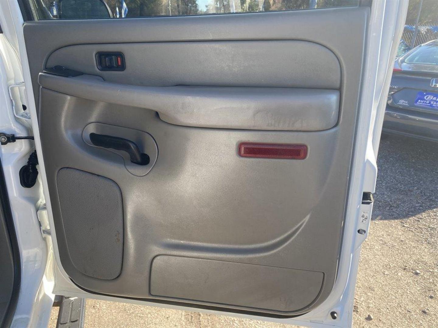 2006 White /Grey GMC Sierra 2500 (1GTHK23D16F) with an 6.6l V8 DI DSL T/C 6.6l engine, Automatic transmission, located at 745 East Steele Rd., West Columbia, SC, 29170, (803) 755-9148, 33.927212, -81.148483 - SPECIAL INTERNET PRICE - Photo#23