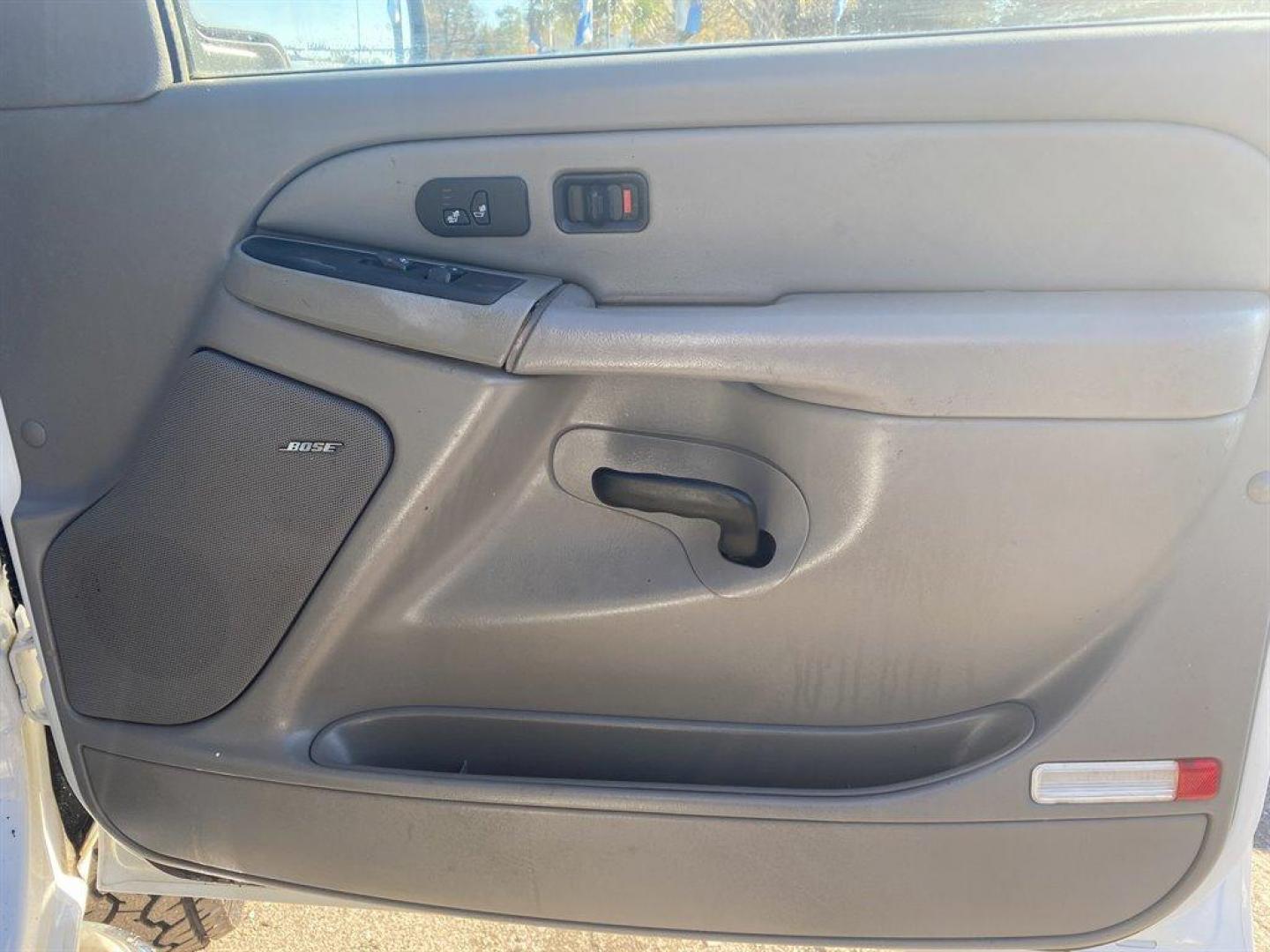 2006 White /Grey GMC Sierra 2500 (1GTHK23D16F) with an 6.6l V8 DI DSL T/C 6.6l engine, Automatic transmission, located at 745 East Steele Rd., West Columbia, SC, 29170, (803) 755-9148, 33.927212, -81.148483 - SPECIAL INTERNET PRICE - Photo#25