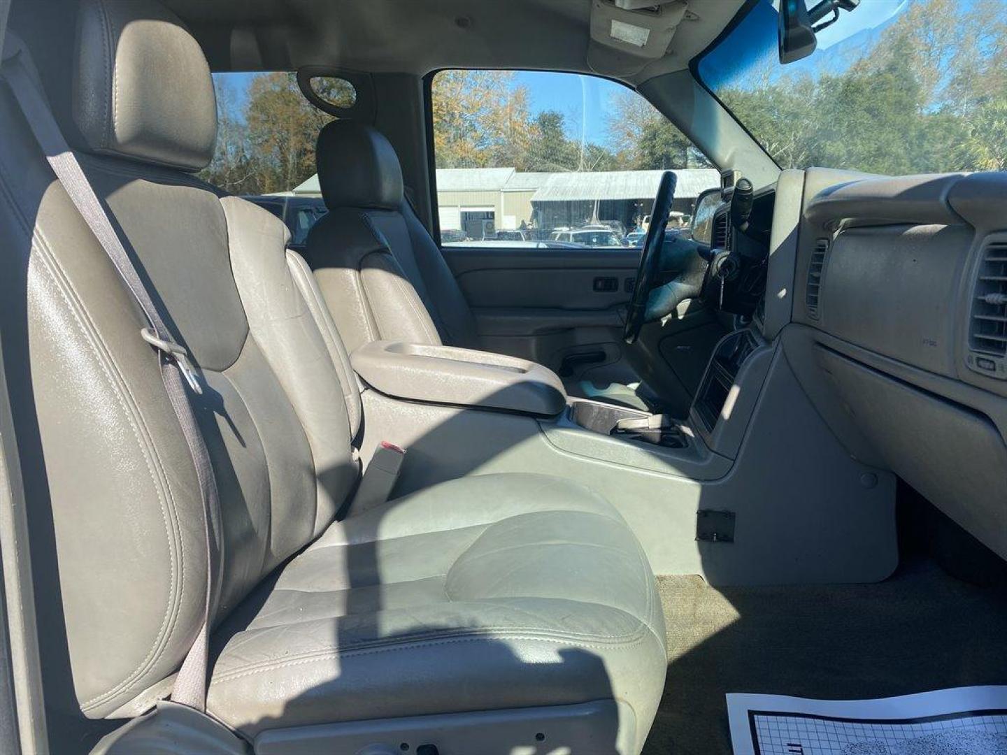 2006 White /Grey GMC Sierra 2500 (1GTHK23D16F) with an 6.6l V8 DI DSL T/C 6.6l engine, Automatic transmission, located at 745 East Steele Rd., West Columbia, SC, 29170, (803) 755-9148, 33.927212, -81.148483 - SPECIAL INTERNET PRICE - Photo#26