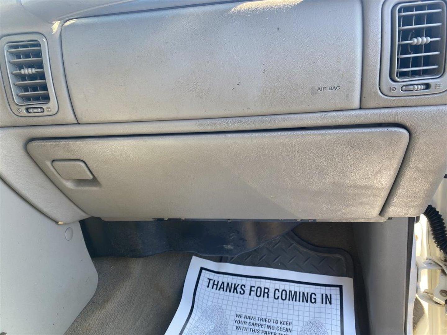 2006 White /Grey GMC Sierra 2500 (1GTHK23D16F) with an 6.6l V8 DI DSL T/C 6.6l engine, Automatic transmission, located at 745 East Steele Rd., West Columbia, SC, 29170, (803) 755-9148, 33.927212, -81.148483 - SPECIAL INTERNET PRICE - Photo#27