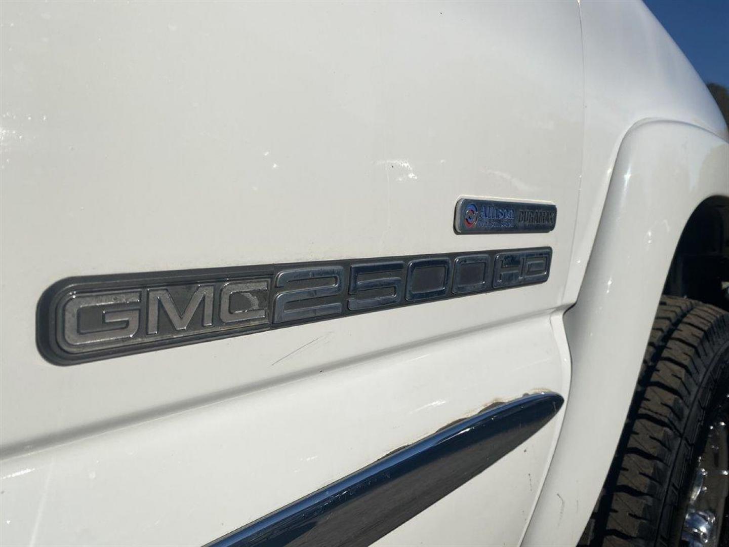 2006 White /Grey GMC Sierra 2500 (1GTHK23D16F) with an 6.6l V8 DI DSL T/C 6.6l engine, Automatic transmission, located at 745 East Steele Rd., West Columbia, SC, 29170, (803) 755-9148, 33.927212, -81.148483 - SPECIAL INTERNET PRICE - Photo#30