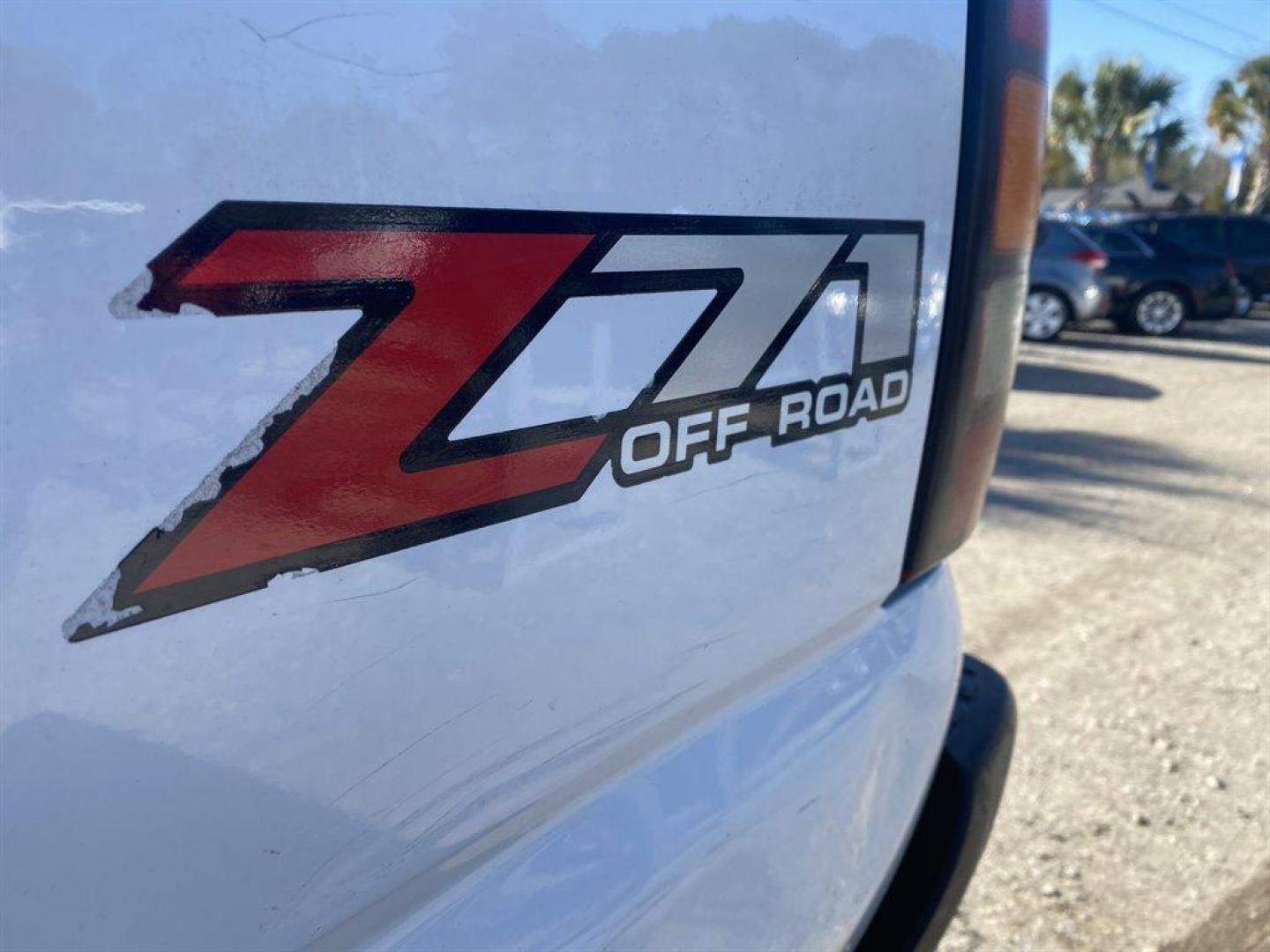 2006 White /Grey GMC Sierra 2500 (1GTHK23D16F) with an 6.6l V8 DI DSL T/C 6.6l engine, Automatic transmission, located at 745 East Steele Rd., West Columbia, SC, 29170, (803) 755-9148, 33.927212, -81.148483 - SPECIAL INTERNET PRICE - Photo#32