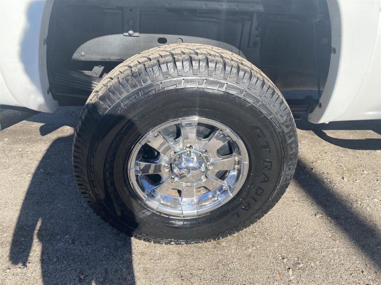 2006 White /Grey GMC Sierra 2500 (1GTHK23D16F) with an 6.6l V8 DI DSL T/C 6.6l engine, Automatic transmission, located at 745 East Steele Rd., West Columbia, SC, 29170, (803) 755-9148, 33.927212, -81.148483 - SPECIAL INTERNET PRICE - Photo#33