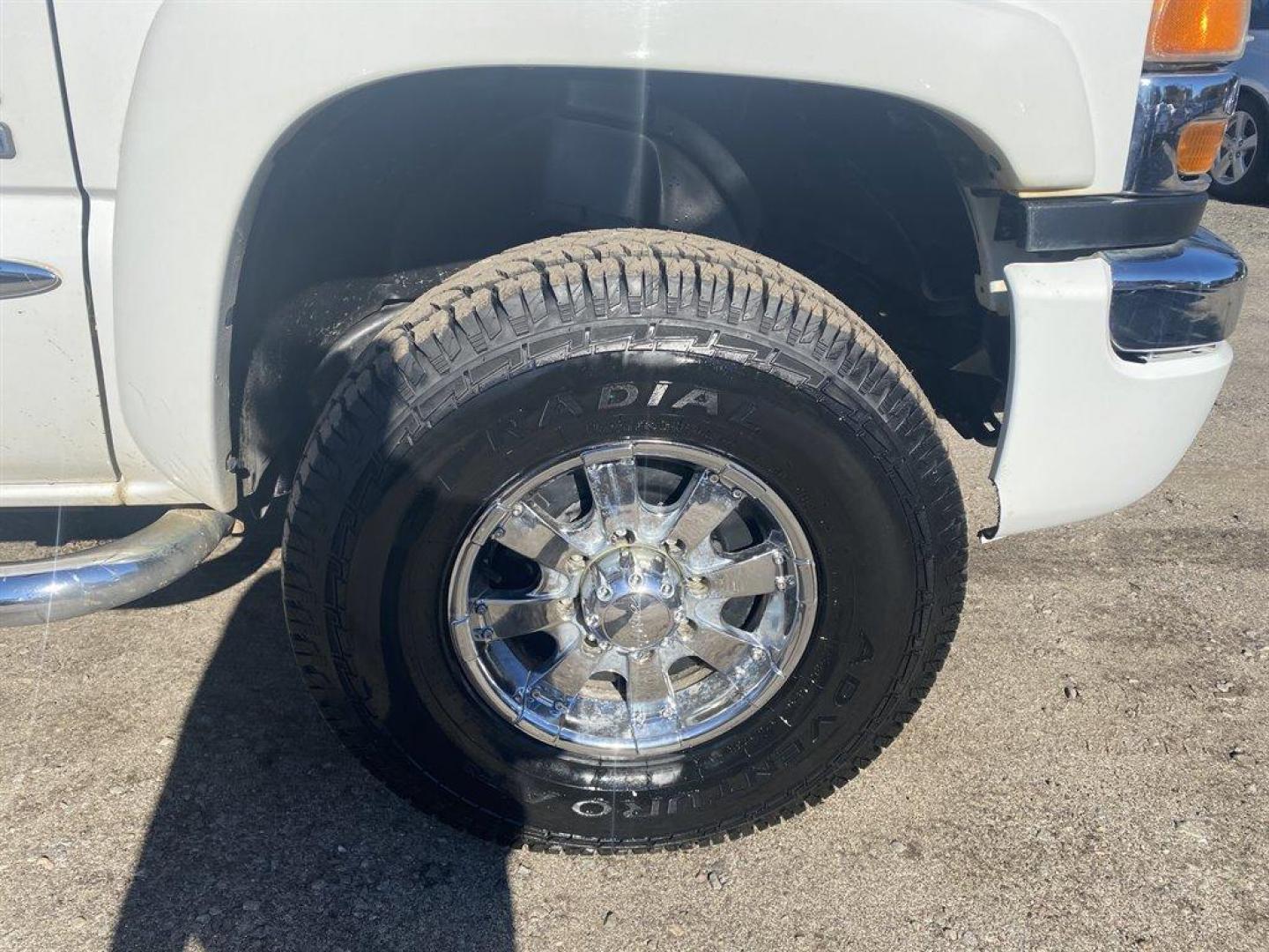 2006 White /Grey GMC Sierra 2500 (1GTHK23D16F) with an 6.6l V8 DI DSL T/C 6.6l engine, Automatic transmission, located at 745 East Steele Rd., West Columbia, SC, 29170, (803) 755-9148, 33.927212, -81.148483 - SPECIAL INTERNET PRICE - Photo#34