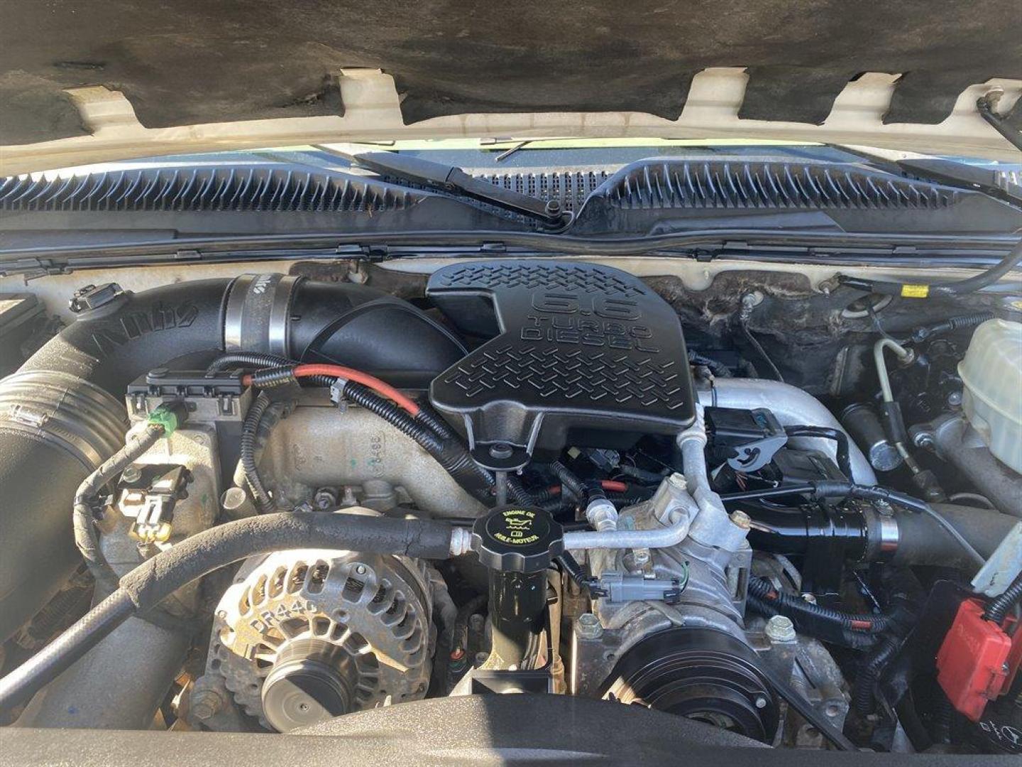 2006 White /Grey GMC Sierra 2500 (1GTHK23D16F) with an 6.6l V8 DI DSL T/C 6.6l engine, Automatic transmission, located at 745 East Steele Rd., West Columbia, SC, 29170, (803) 755-9148, 33.927212, -81.148483 - SPECIAL INTERNET PRICE - Photo#37