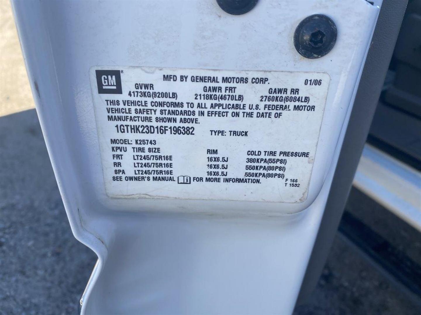 2006 White /Grey GMC Sierra 2500 (1GTHK23D16F) with an 6.6l V8 DI DSL T/C 6.6l engine, Automatic transmission, located at 745 East Steele Rd., West Columbia, SC, 29170, (803) 755-9148, 33.927212, -81.148483 - SPECIAL INTERNET PRICE - Photo#38