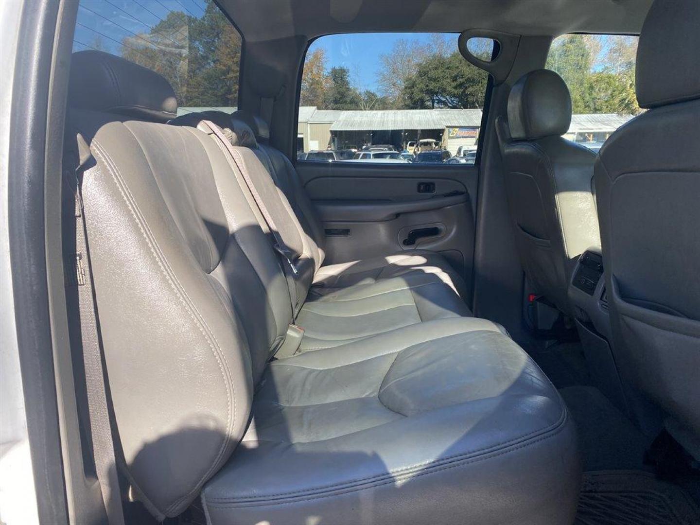 2006 White /Grey GMC Sierra 2500 (1GTHK23D16F) with an 6.6l V8 DI DSL T/C 6.6l engine, Automatic transmission, located at 745 East Steele Rd., West Columbia, SC, 29170, (803) 755-9148, 33.927212, -81.148483 - SPECIAL INTERNET PRICE - Photo#24