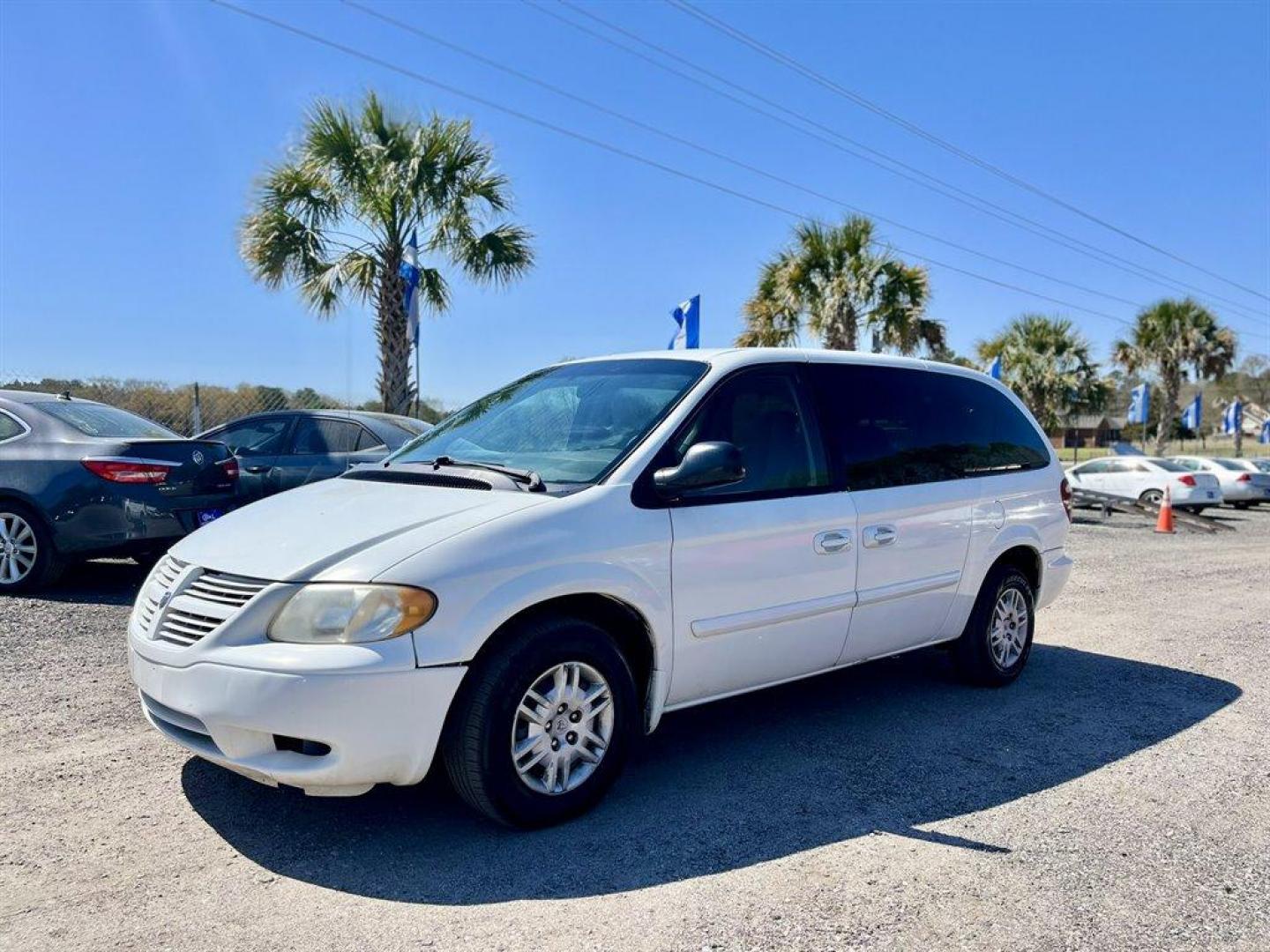 2005 White /Grey Dodge Grand Caravan (1D4GP24E45B) with an 3.3l V6 SFI Flex 3.3l engine, Automatic transmission, located at 745 East Steele Rd., West Columbia, SC, 29170, (803) 755-9148, 33.927212, -81.148483 - Special Internet Price! 2005 Dodge Grand Caravan SE with AM/FM radio, cruise control, Cloth low-back front bucket seats, 2nd row deluxe bench seat, 3rd row 60/40 split bench seat, Air conditioning, Powered door locks, Plus more! - Photo#0